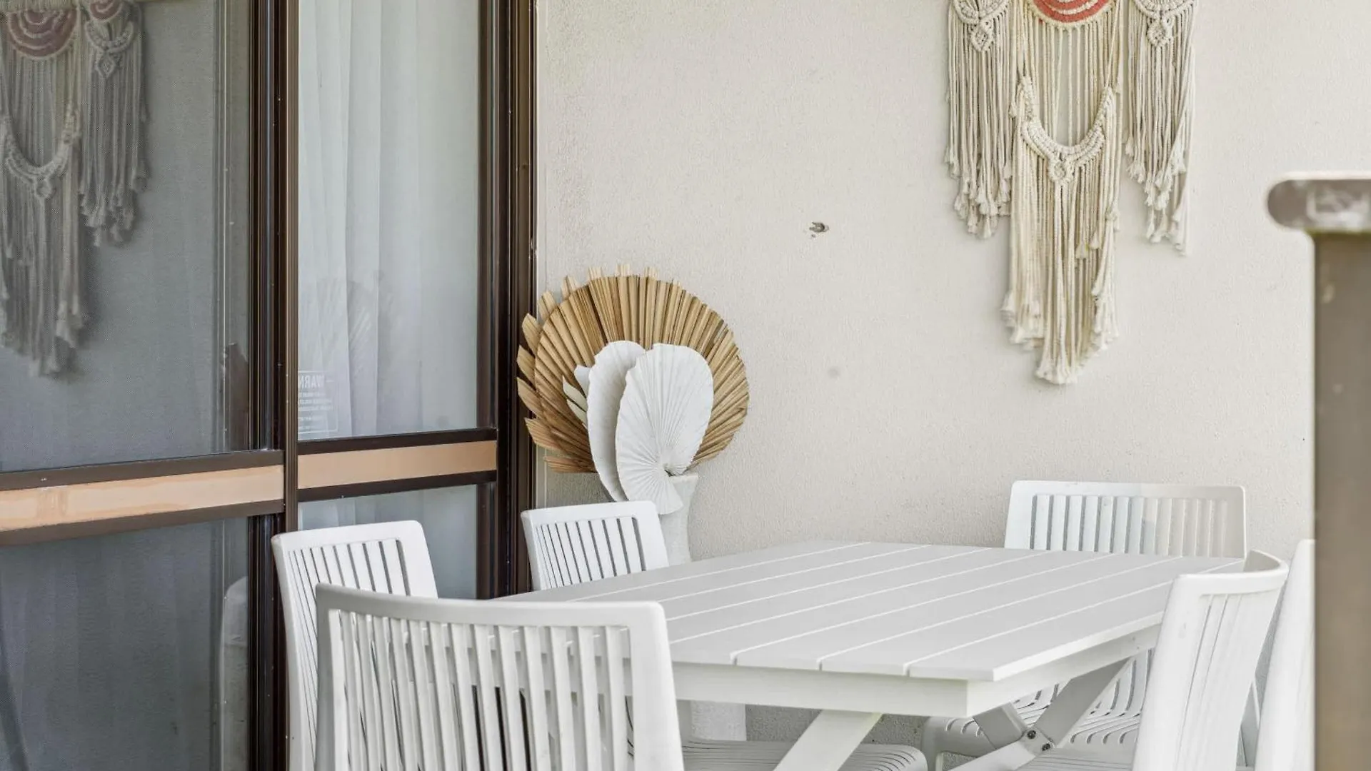Апартаменты Alexandra Headland Beachfront Unit